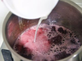 樱桃派,玉米淀粉和30克水混合后，倒入车厘子汁中.