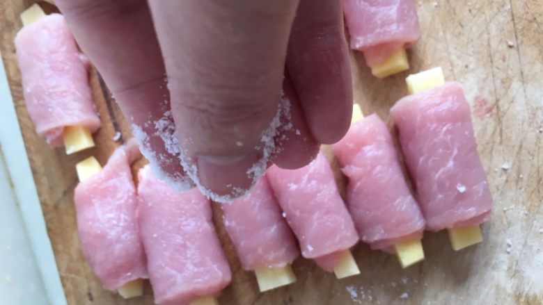 糖醋“排骨”【一口一个超级过瘾】,往肉上撒一点点海盐