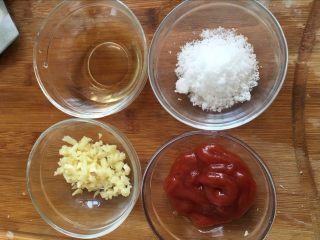 糖醋“排骨”【一口一个超级过瘾】,准备配料：番茄酱、醋、糖、蒜末。