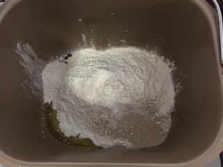 情人结砂糖面包,面包桶里加入水、白糖、盐、植物油、高粉、酵母