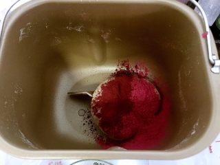 情人结砂糖面包,另一份加入蔓越莓冻干粉和红曲粉揉至出薄膜