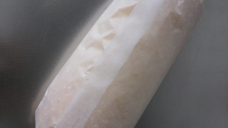 寿司面包卷：来个口味丰富的咸面包换换口味,卷成卷，用烤纸包好，室温定型30分钟。
