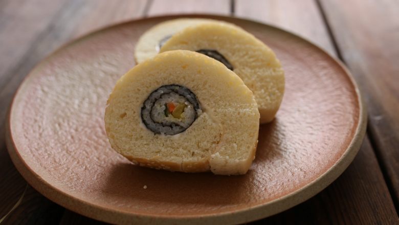 寿司面包卷：来个口味丰富的咸面包换换口味,然后切段即可食用。
