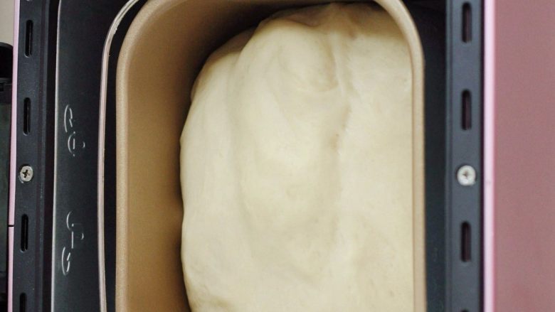 彩纹椰蓉土司,然后选择“发酵模式——19酸奶/发酵”功能，盖上盖子静置45分钟左右，面团发酵至两倍大。 