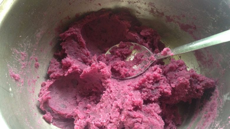 紫薯山药芝士球,如果馅太干可以加入少许牛奶，馅不可太软，不好成型