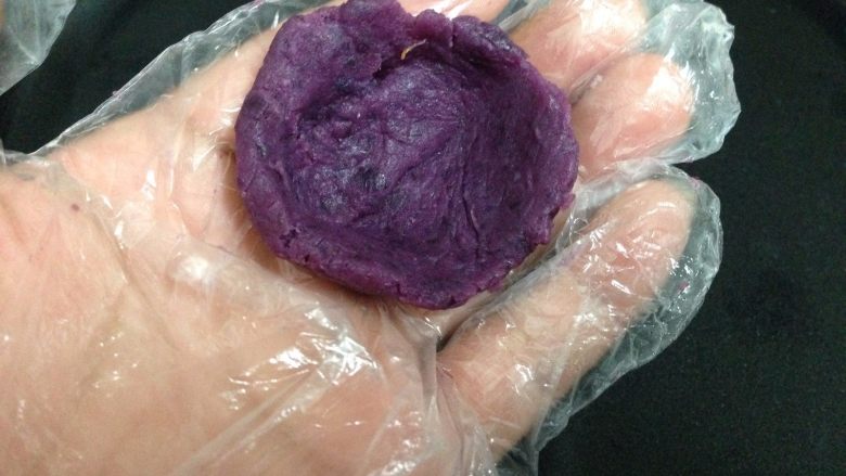 紫薯山药芝士球,取一份紫薯泥捏成小碗状