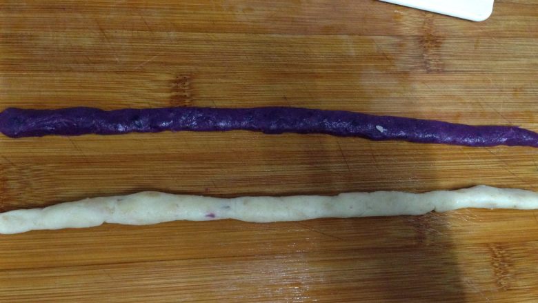 紫薯山药芝士球,取20克山药泥和20克紫薯泥分别搓成细条压扁