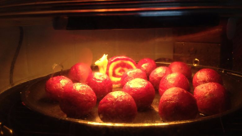 紫薯山药芝士球,入烤箱，200度，烤15分钟左右至表面有硬痂即可