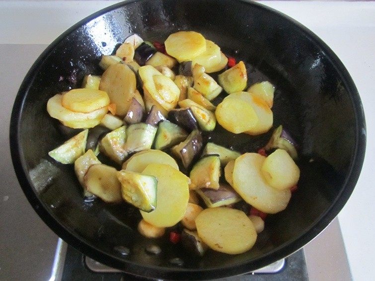 豆豉辣炒茄子土豆片,放入准备好的土豆片和茄子翻炒；