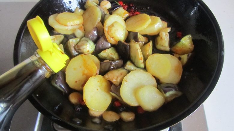 豆豉辣炒茄子土豆片,再加入少许的味极鲜调色；