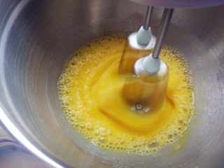蜂蜜流心凹蛋糕,加热蜂蜜的同时，加鸡蛋和蛋黄用打蛋器打至完全融合