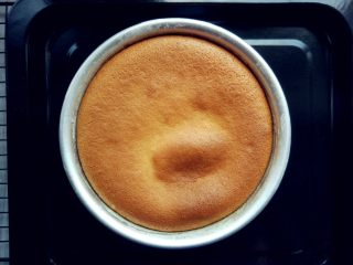 蜂蜜流心凹蛋糕,出炉后，冷却。刚出炉是中间是凸起的，经过自然冷却排气后，中心会凹陷下去，可以看到蛋糕体上色均匀，说明炉内加热温度均匀