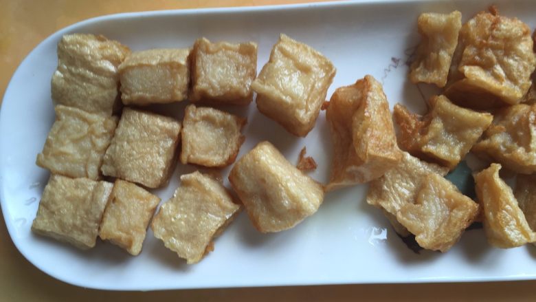 自制鱼豆腐,炸至金黄色即可捞出