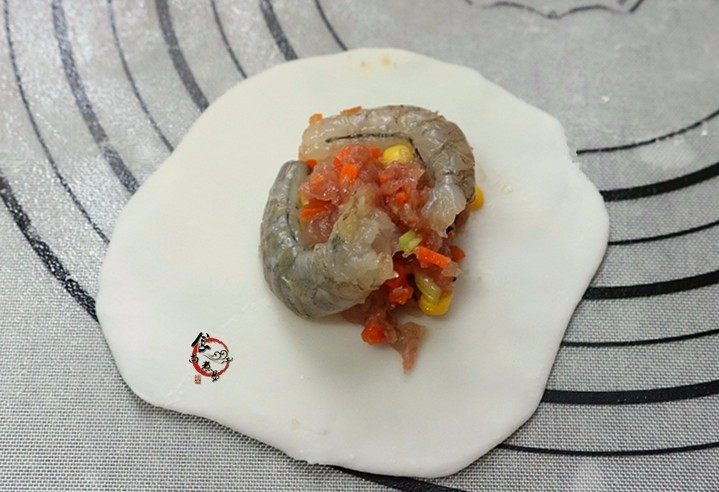 晶莹剔透又鲜又爽的水晶虾饺,面皮中放入腌制好的馅料