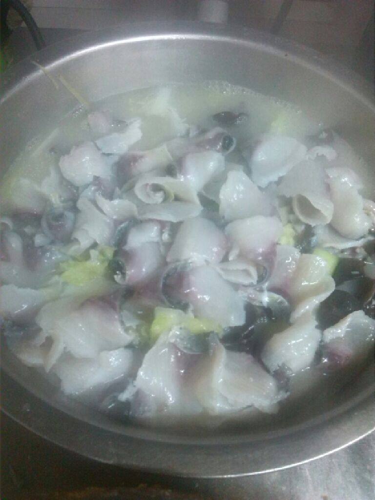 水煮活鱼,烫到六起成熟。鱼肉微卷泛青的时候。连汤带肉倒入盆里