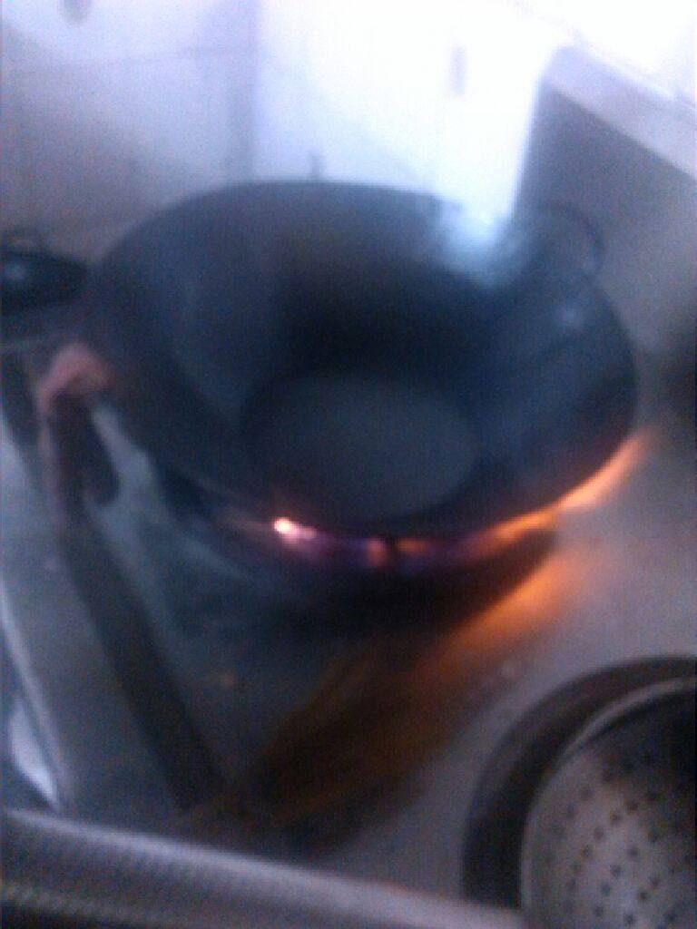 水煮活鱼,锅洗净。热锅凉油。两碗的量。大火烧到油冒青烟