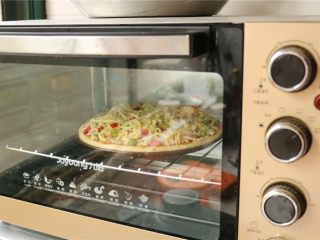 培根田园披萨,烤箱预热200度，放中层烤20分钟。