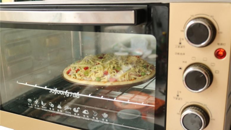 培根田园披萨,烤箱预热200度，放中层烤20分钟。