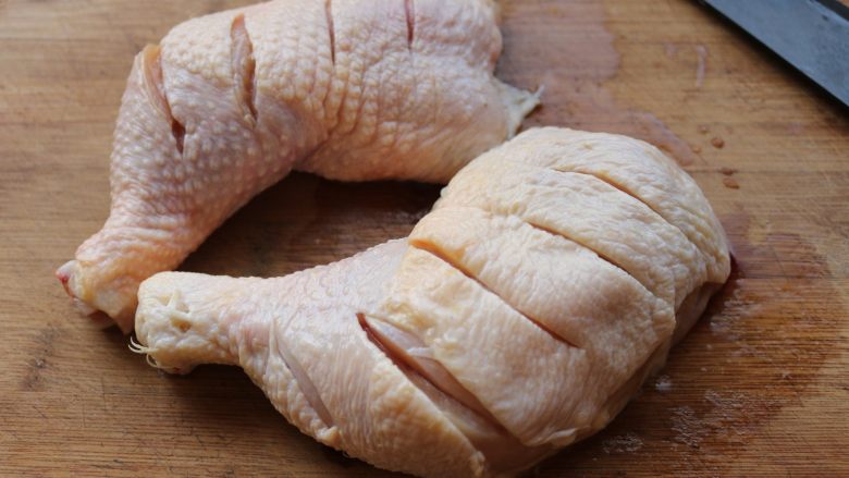 柠香葱油焗鸡腿,鸡腿表面划几刀，可以更好的入味。