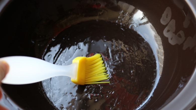 柠香葱油焗鸡腿,电砂锅底部刷一些油。