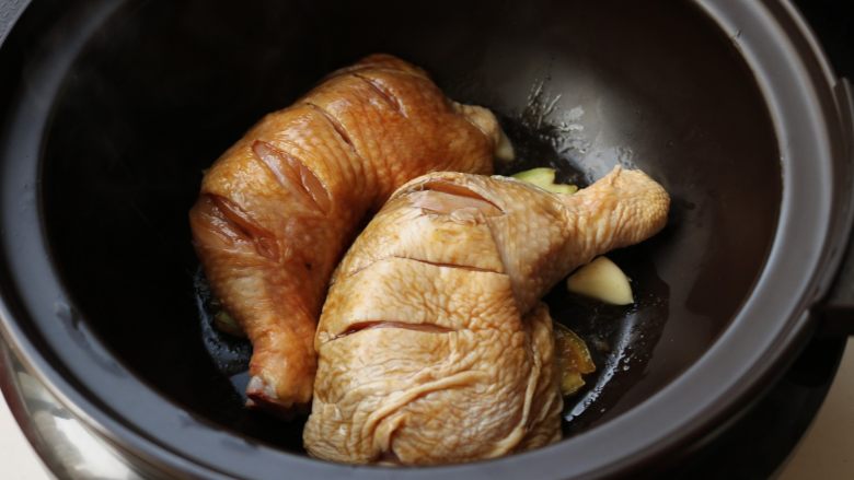 柠香葱油焗鸡腿,摆上腌好的鸡腿。