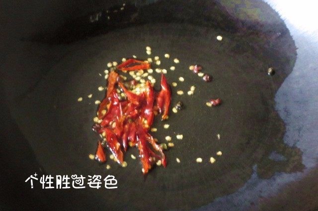 凉菜四拼盘,辣椒+花椒，放入少量油炸香