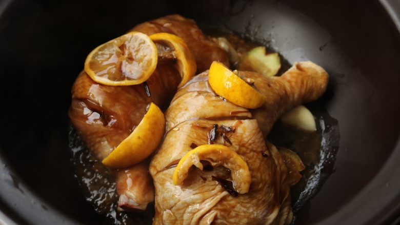柠香葱油焗鸡腿,把柠檬块也摆在鸡腿上面。