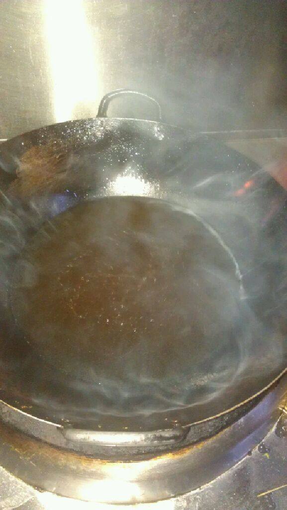 玉米烙,用洗干净的锅倒入油，烧至120度左右倒出。