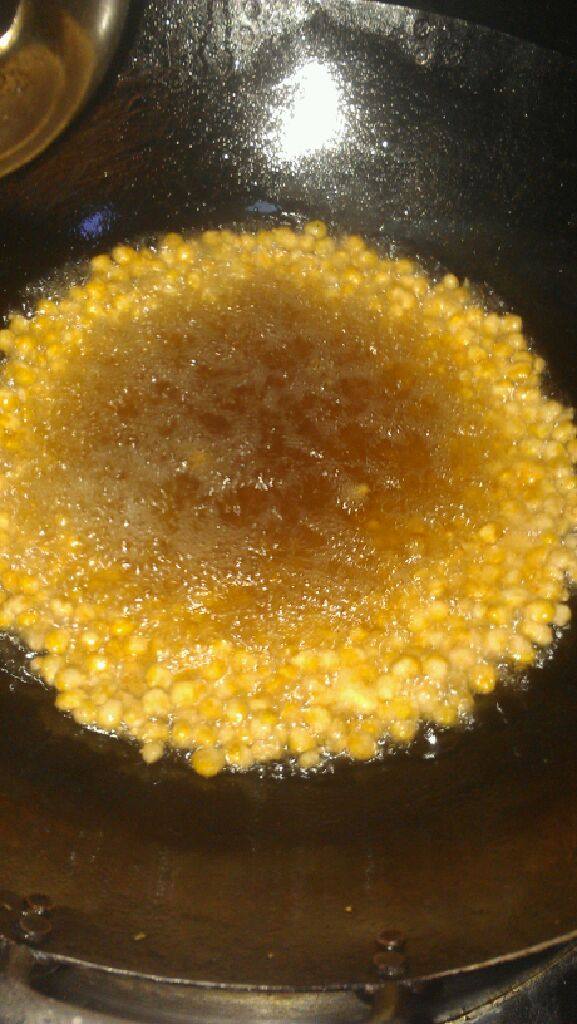 玉米烙,再把烧好的油慢慢倒进去炸2至分钟。