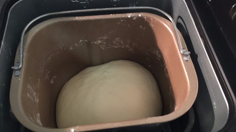 起酥手撕包,把揉好的面团发酵一个小时，发酵到原来的2-2.5倍大。我用了面包机发酵功能