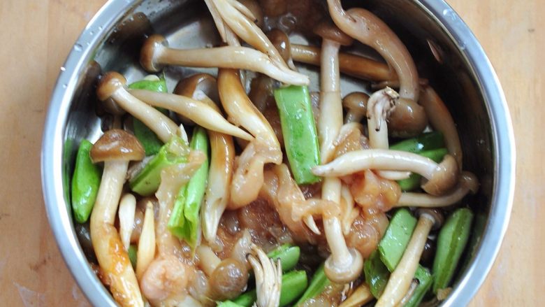 蟹味菇蒸鸡柳套餐,将鸡胸肉切丝后加入，全部拌匀。