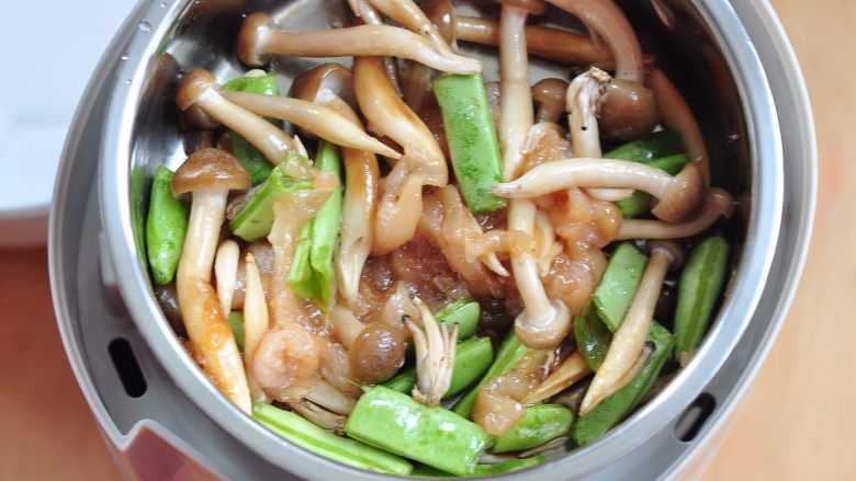 蟹味菇蒸鸡柳套餐,将饭盒的第二层撂好，将蔬菜放入，最后盖上顶盖。