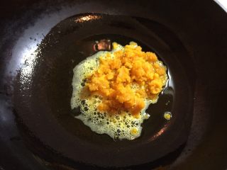 咸蛋黄焗南瓜,锅里放花生油，油温6成热时倒时咸蛋黄。