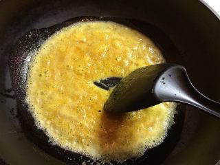 咸蛋黄焗南瓜,小火炒至咸蛋黄全部散开开始起小泡泡。