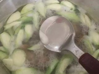 【丝瓜鲜蛤汤】鲜掉眉毛的一道汤,煮开后，撇去浮沫