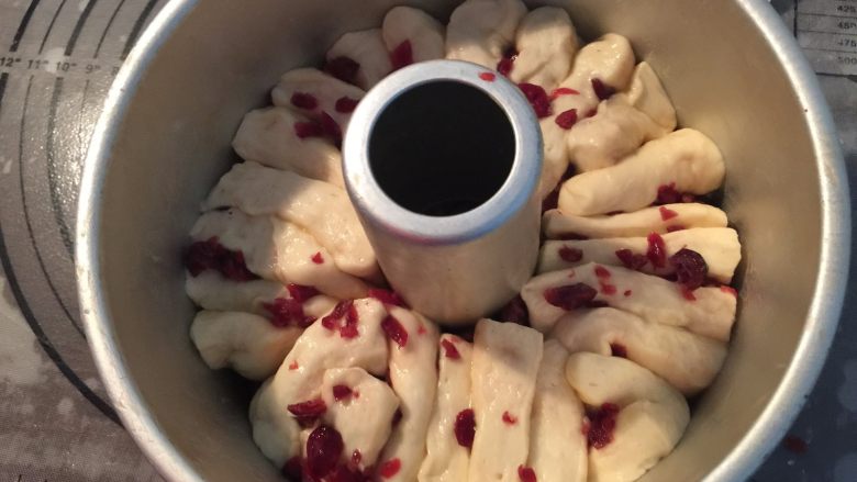 炼乳蔓越莓手撕包,竖着放入中空模具中，如果不是不沾的，最好刷上一层黄油