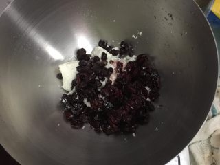蓝莓乳酪抹茶全麦包,准备馅料：奶油奶酪软化后加入蔓越莓干和蜜豆，蔓越莓干最好提前用朗姆酒浸泡一下