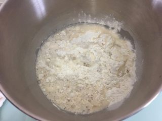 香菇豆沙包,厨师机的盆中加入中粉、盐、砂糖、用少量温水化开的酵母和105克左右的清水