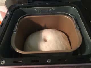 香菇豆沙包,放入面包机里基础发酵1小时左右至两倍大