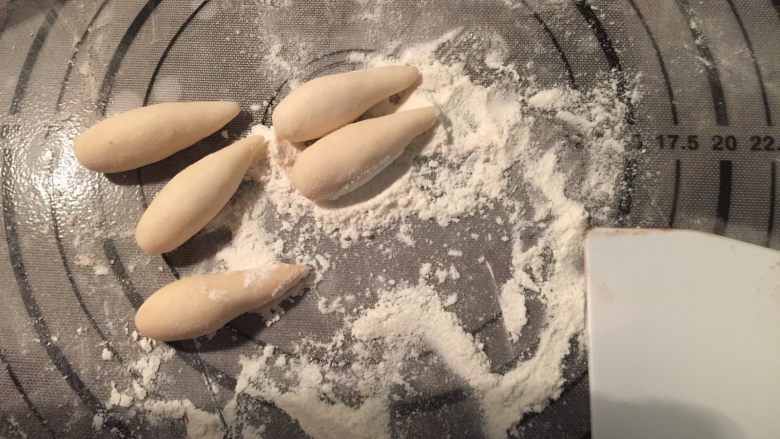 香菇豆沙包,小面团分成10等份，分别搓成小圆条，一头搓成尖形