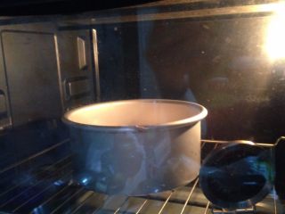 大理石戚风蛋糕,放入预热好的烤箱倒数第二层150度、烤50分钟