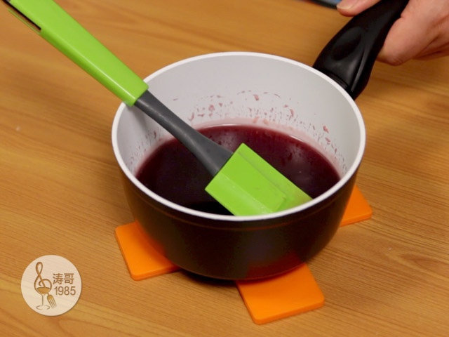 这么简单的自制水果软糖你有什么借口不做？,接着在一个方形容器里铺上一层保鲜膜，尽量铺平