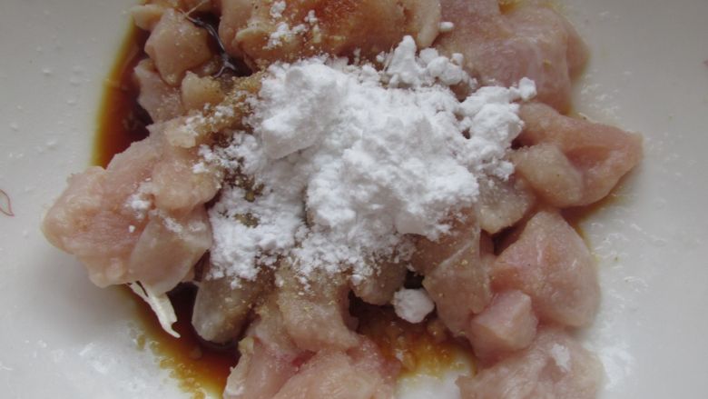鸡肉秋葵披萨,鸡肉切丁，放入盐和胡椒腌渍，再加淀粉抓匀。