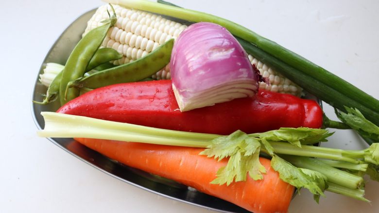 酱汁焖锅,准备一些蔬菜，荤素搭配才是健康饮食。