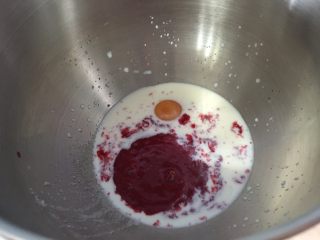 豆沙玫瑰花包,在搅拌桶里放入牛奶、鸡蛋、盐、砂糖、树莓果泥、玫瑰香精（我发现树莓果泥颜色偏暗，所以又加了几滴玫瑰香精）