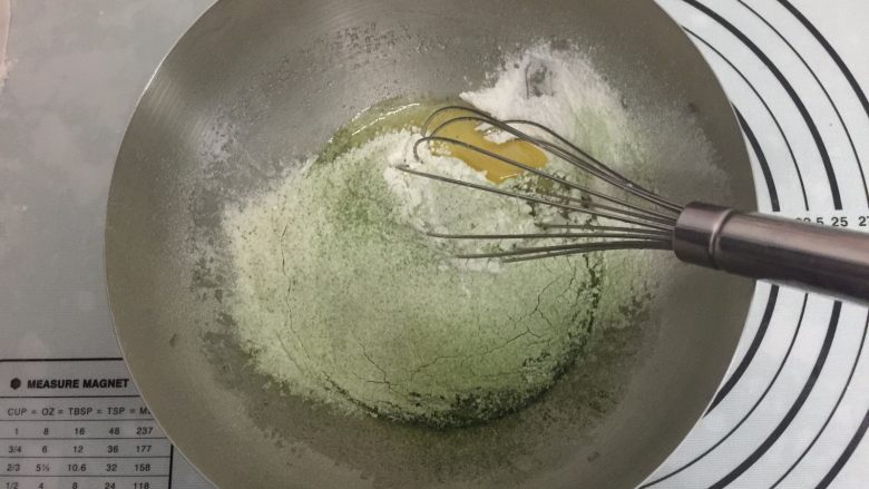 抹茶玛德琳蛋糕,筛入第二步的混合物里，用打蛋器继续搅拌均匀,搅拌成为光滑的面糊