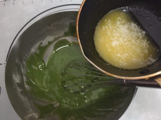 抹茶玛德琳蛋糕,黄油隔水加热溶化成液态以后，把温热的黄油倒入面糊里
