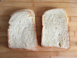 童趣早餐——乌龟全麦三明治,将面包切成片。