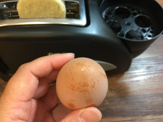 童趣早餐——乌龟全麦三明治,将鸡蛋大头刺一个孔，以免蒸蛋过程中鸡蛋炸开。