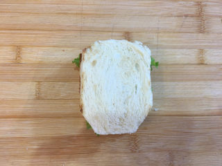 童趣早餐——乌龟全麦三明治,最后盖上一片面包片，这个乌龟的身体就做好了。